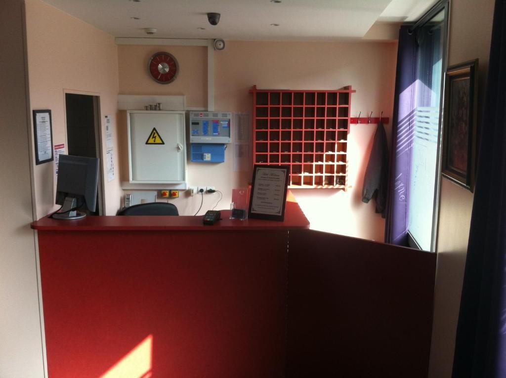 Hotel Moderne Nanterre Luaran gambar