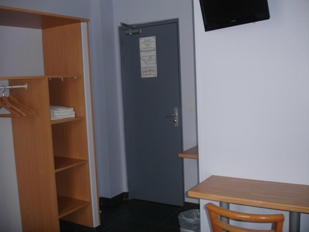Hotel Moderne Nanterre Luaran gambar